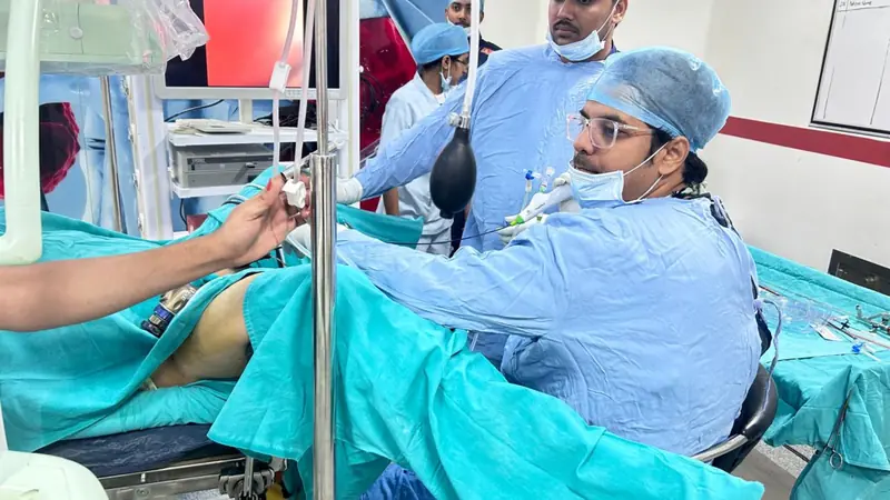 अस्पताल के ऑपरेशन थिएटर में पेशाब के रास्ते से दूरबीन वाला ऑपरेशन करते डॉ. आदित्य पी.एस. सेंगर